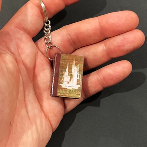 Hogwarts: A History” Keychain – Magical Replica Collectible - Picture 7 of 8